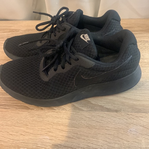 Women’s Black Nike Tanjuns - Picture 2 of 4